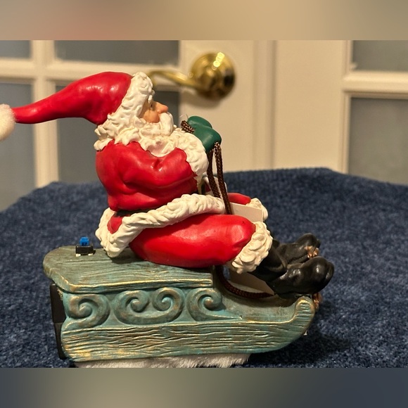 Musical vibrating Santa on his sleigh. Plays 3 songs! - Picture 6 of 13